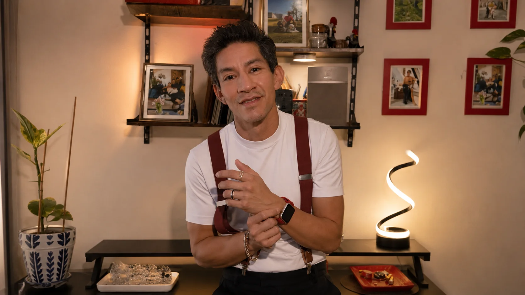 Tavo en casa, con tirantes y una sonrisa